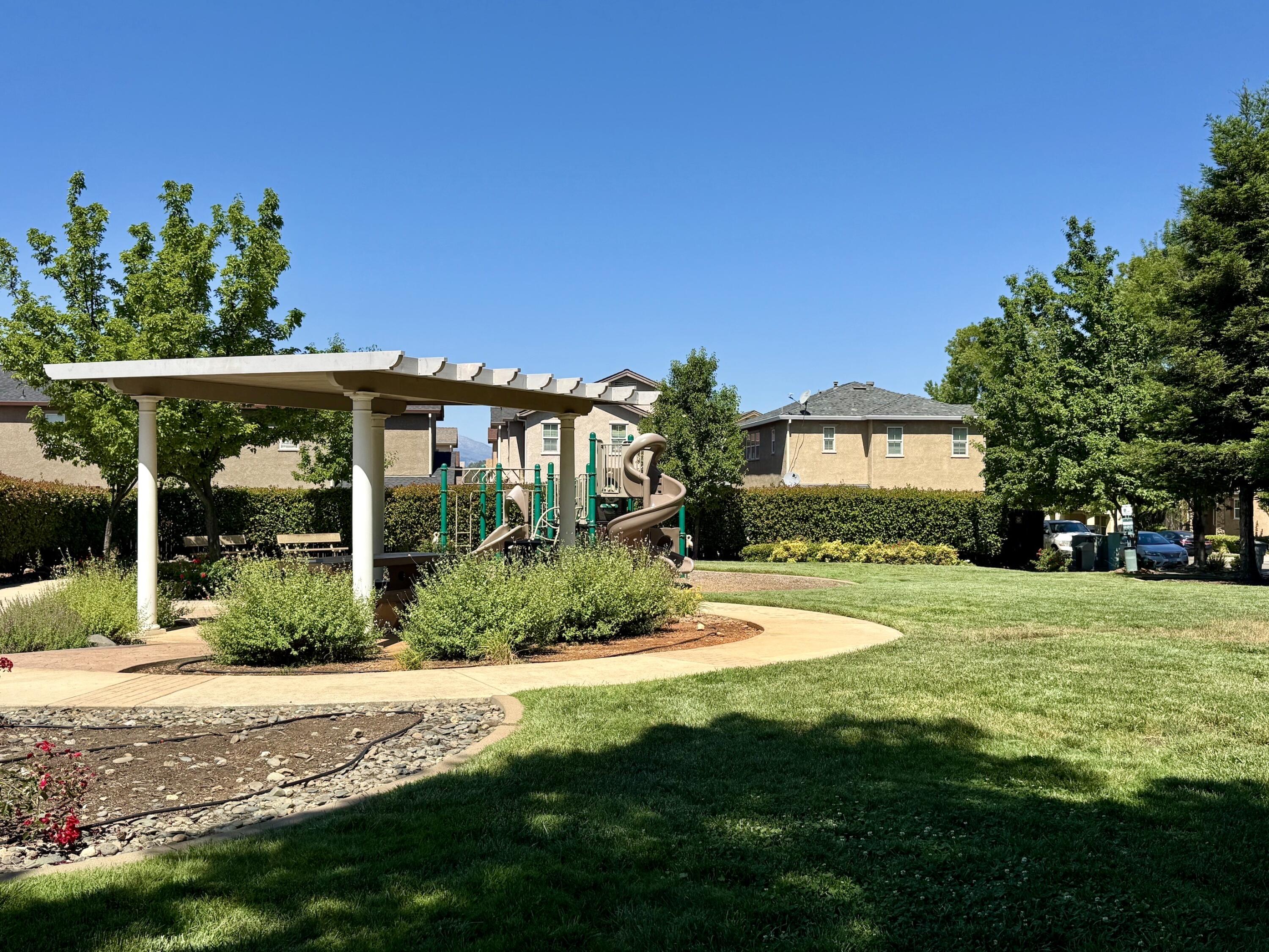 2135 Vienna Way Redding, CA 96003 - Photo 21 of 25 IMG_1621