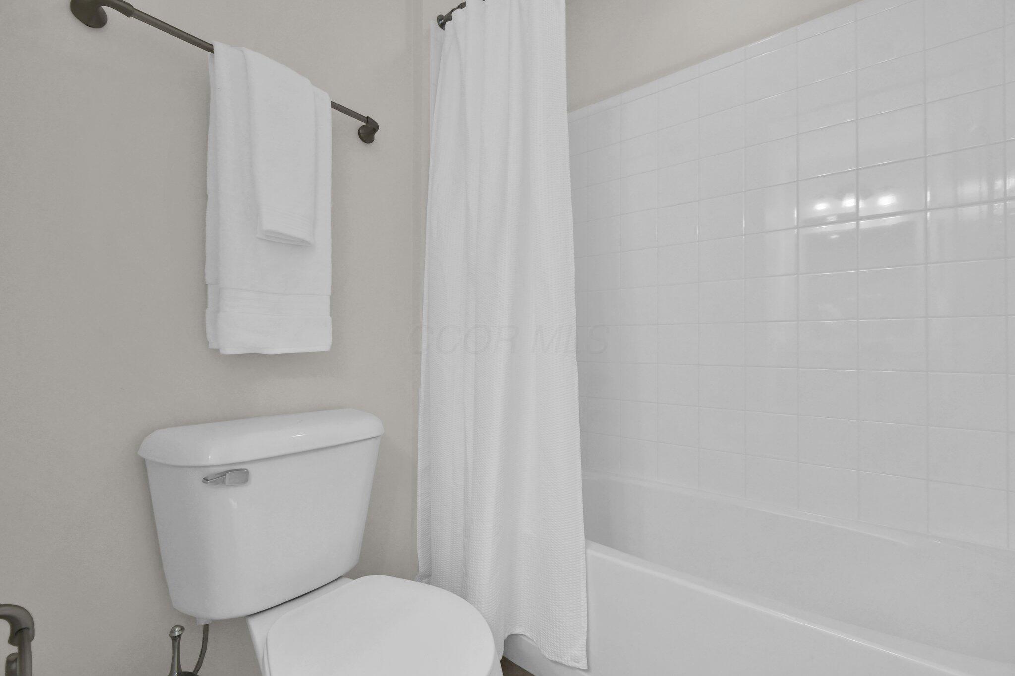 7963 Ravine Run Lane Columbus, OH 43235 - Photo 20 of 26 16-web-or-mls-7963-ravine-run-ln
