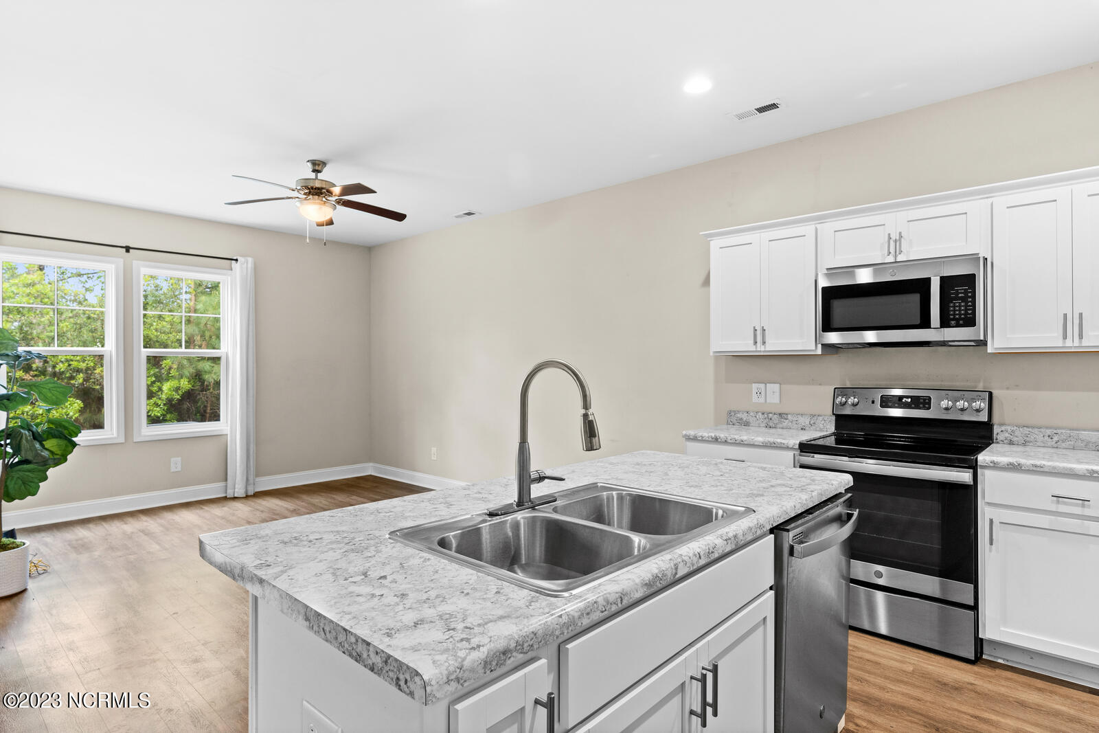 202 North Stingray Lane Holly Ridge, NC 28445 - Photo 6 of 34 Kitchen