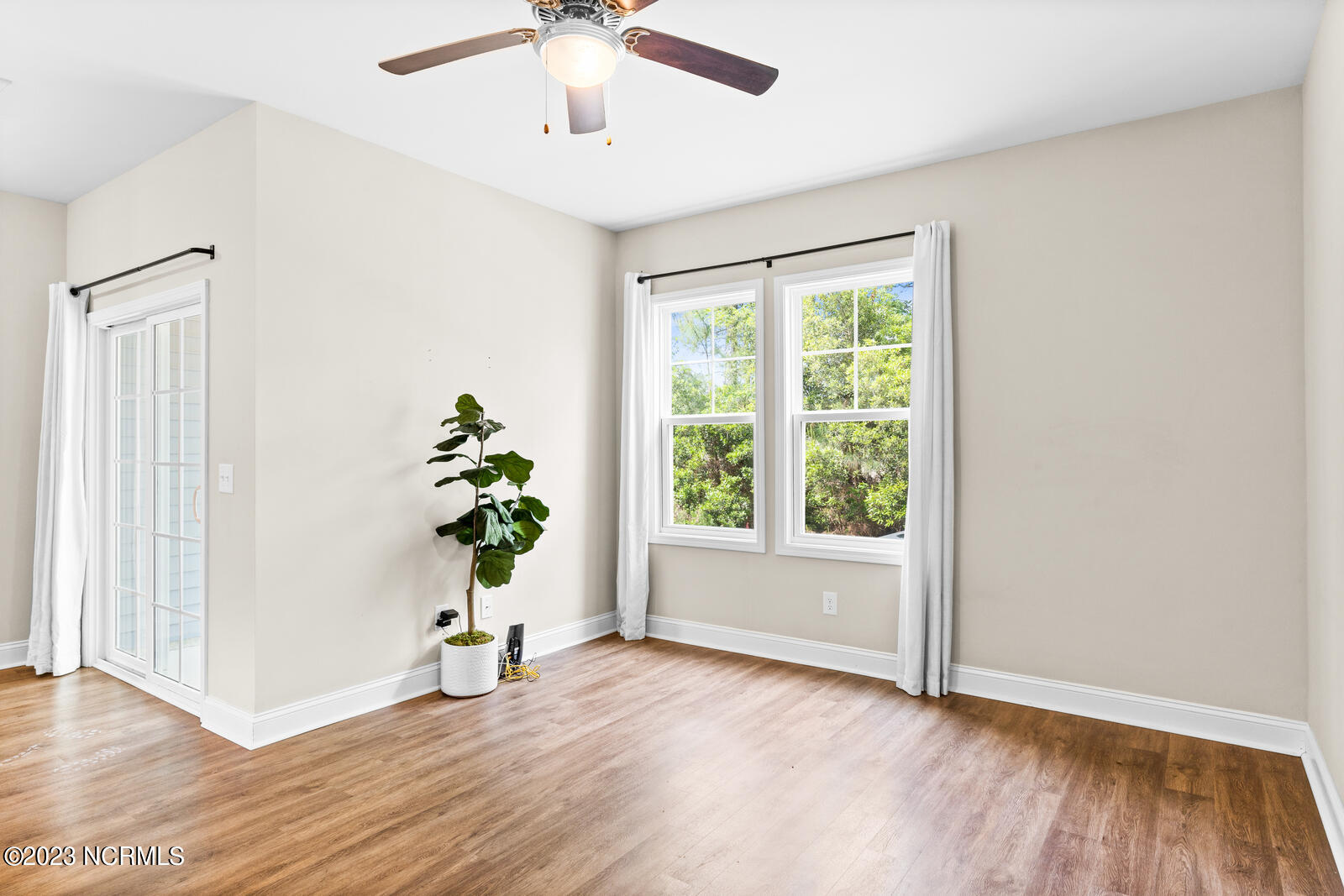 202 North Stingray Lane Holly Ridge, NC 28445 - Photo 8 of 34 Living Room