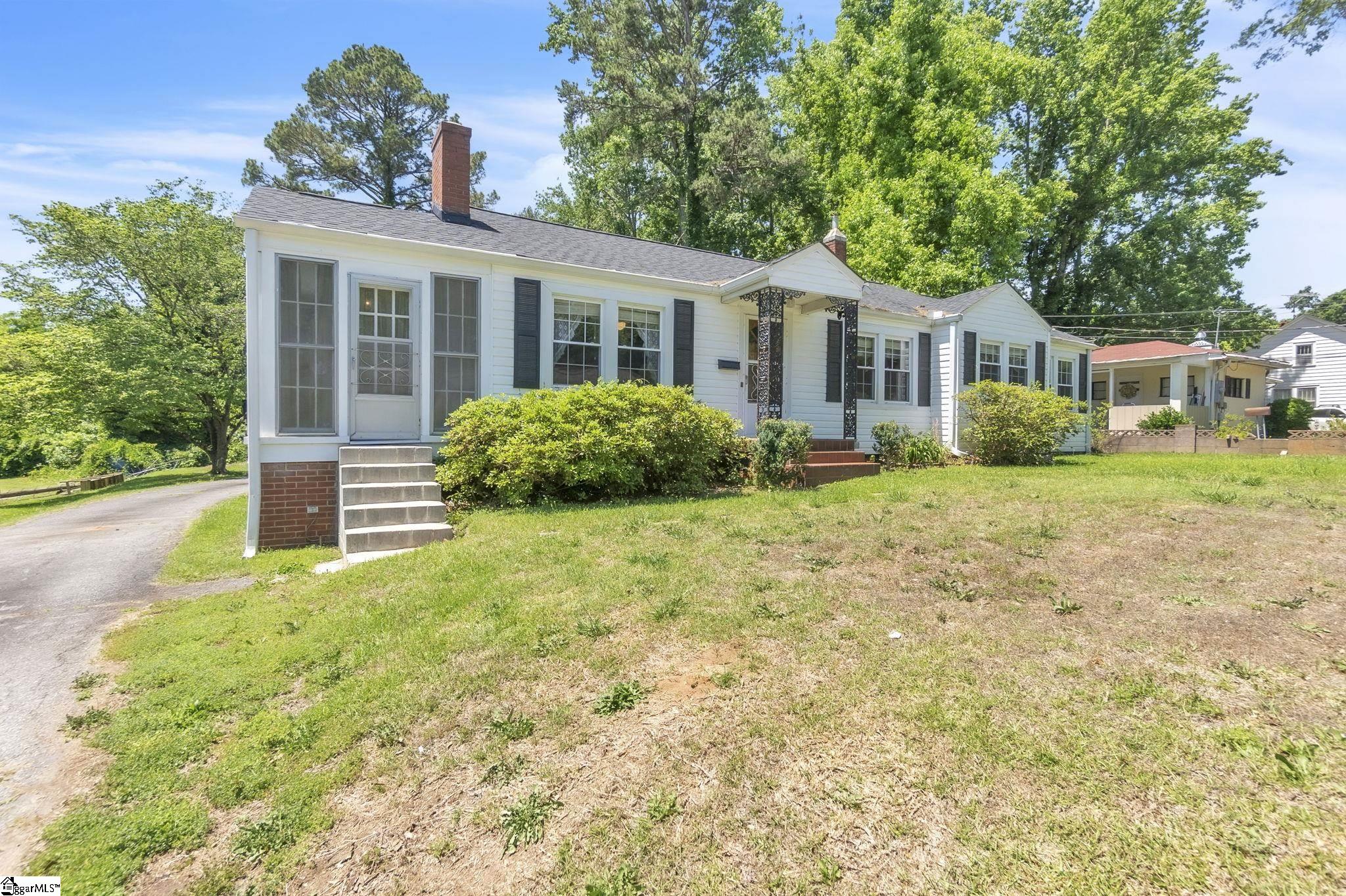 621 Church Street Laurens, SC 29360 - Photo 2 of 23