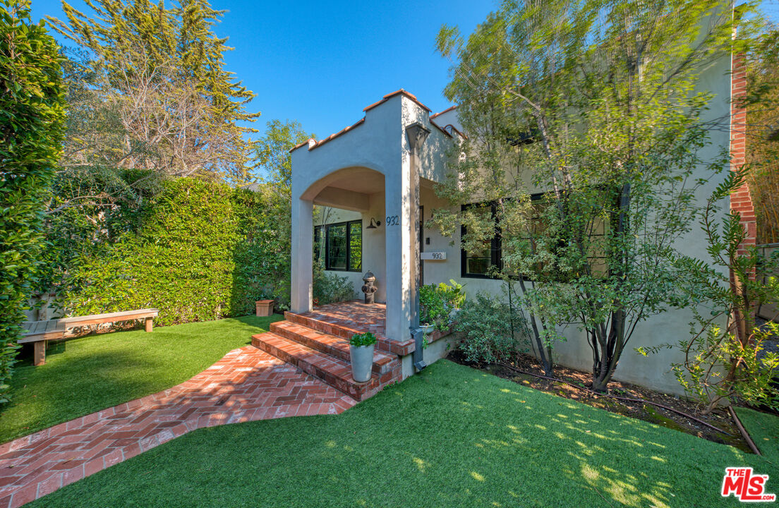 a view of a house with backyard and garden