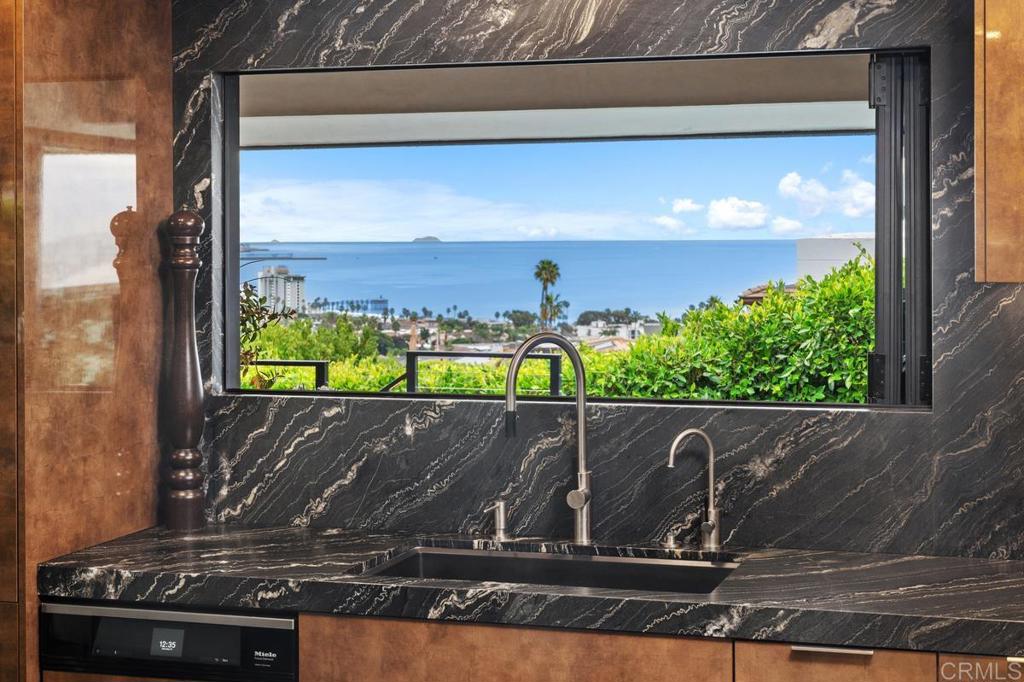 5560 Moonlight Lane La Jolla, CA 92037 - Photo 8 of 35