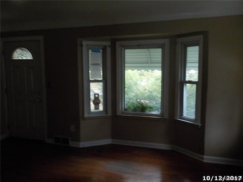2517 Mackin Road Flint, MI 48504 - Photo 9 of 22 DSCN2410.jpg