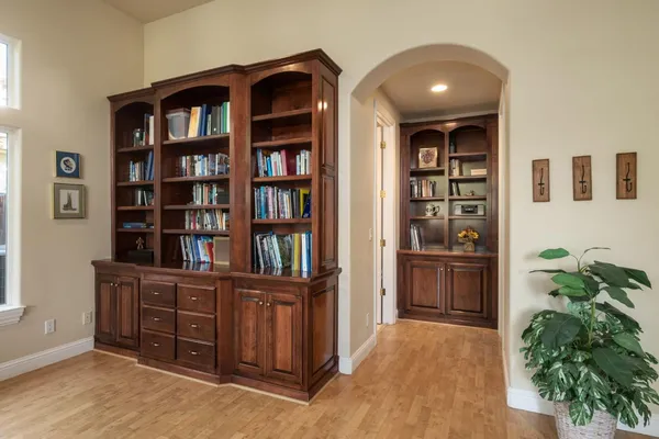 a livingroom with a bookshelf