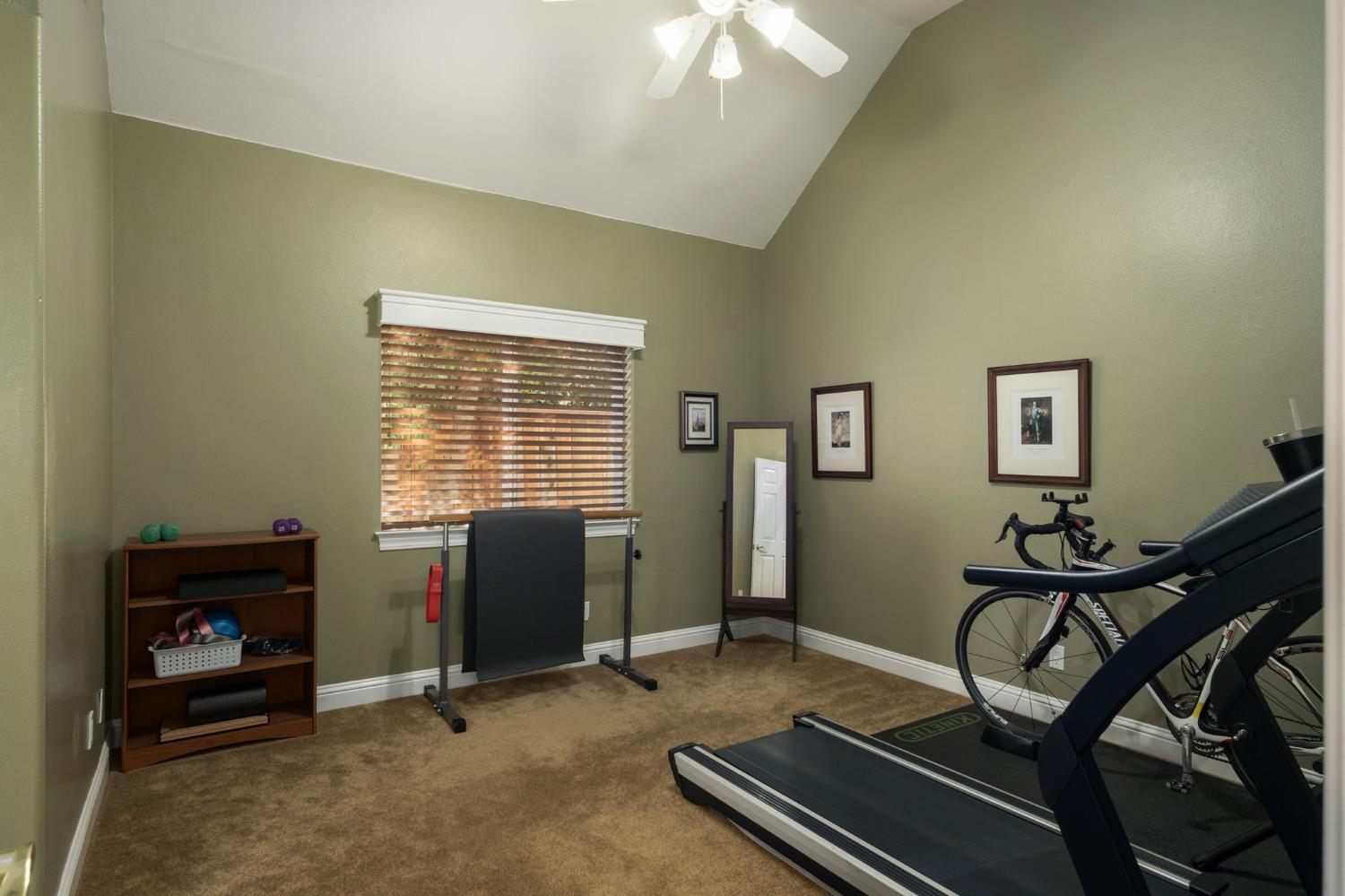 3386 East Vía Monte Verdi Clovis, CA 93619 - Photo 32 of 51 a room with furniture and windows