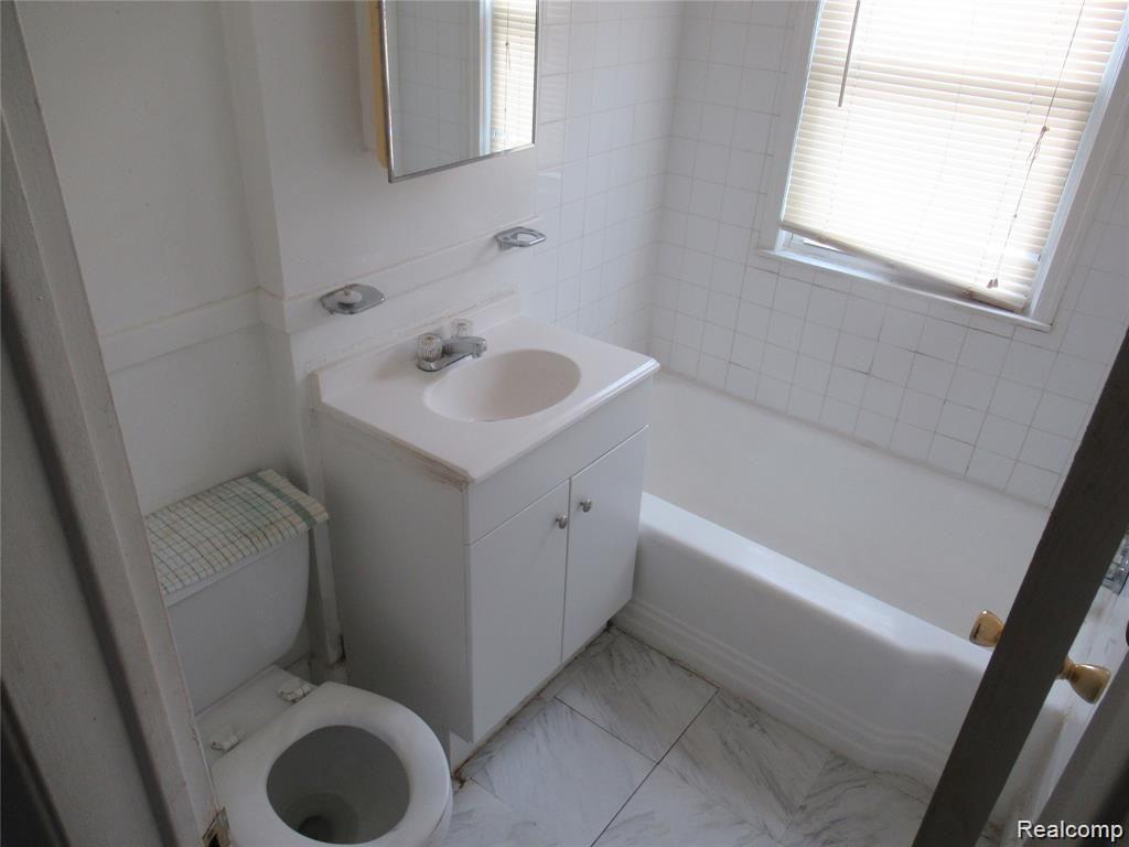 21604-21608 Moross Road Detroit, MI 48236 - Photo 20 of 23