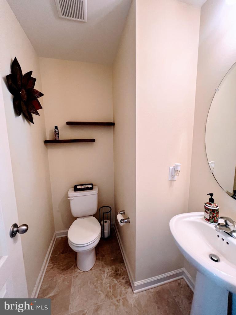 670 Courtly Road Townsend, DE 19734 - Photo 22 of 45 MAIN POWDER ROOM