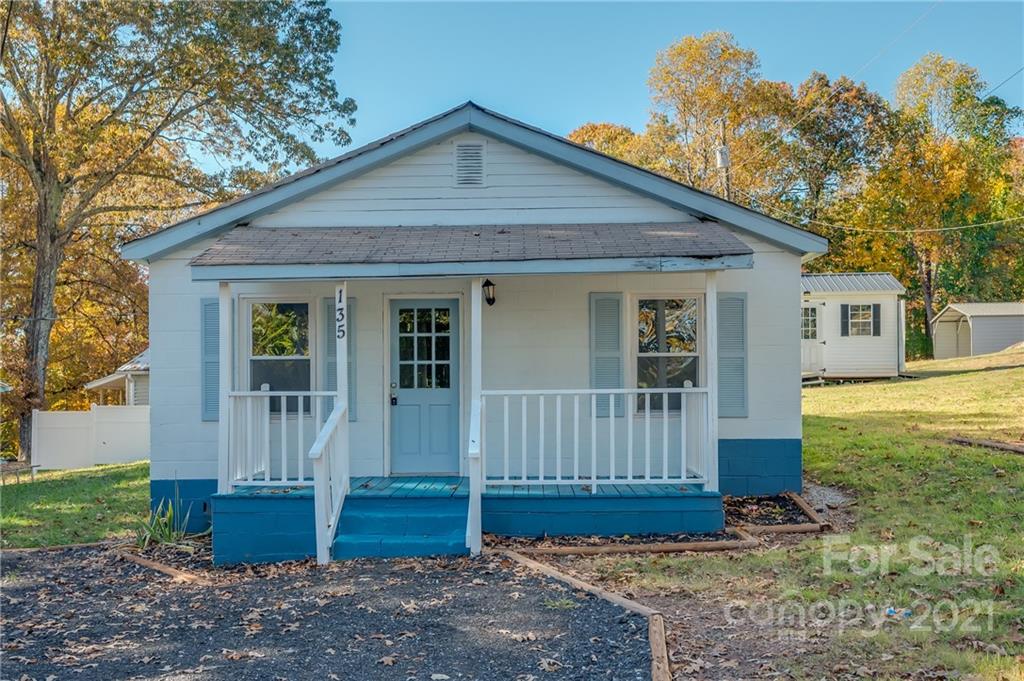 135 North Ridgecrest Avenue Rutherfordton, NC 28139 - Photo 2 of 18 a front view of a house with garden