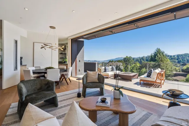 a view of entryway and kitchen