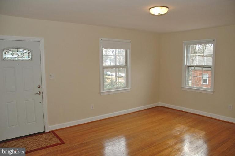 310 Franklin Place Silver Spring, MD 20901 - Photo 5 of 10 Living Room