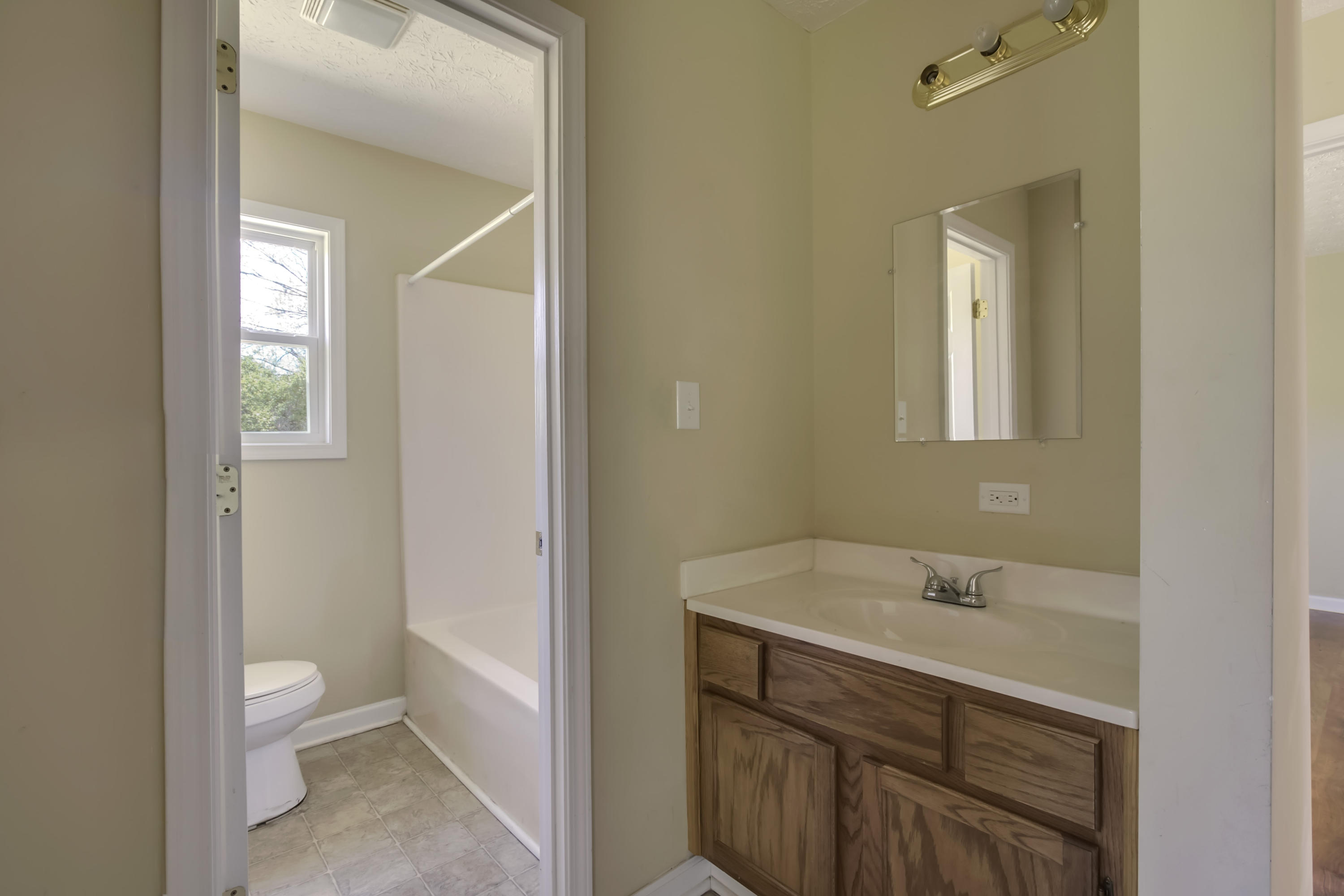 613 Laurel Bluff Road Kingston, TN 37763 - Photo 11 of 21 11_LaurelBluffRoad_609-611-613_Bath