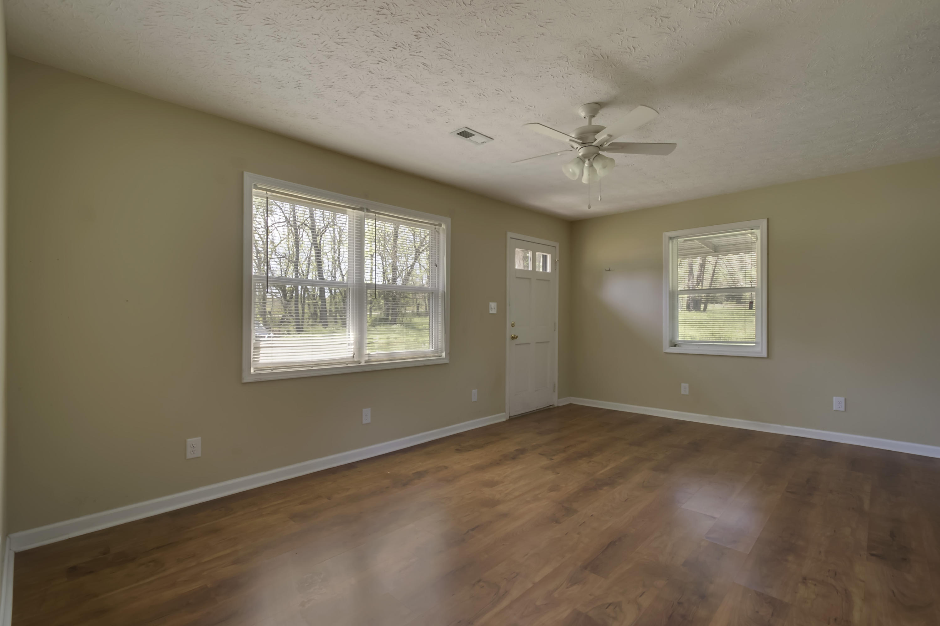 613 Laurel Bluff Road Kingston, TN 37763 - Photo 4 of 21 04_LaurelBluffRoad_609-611-613_Living03