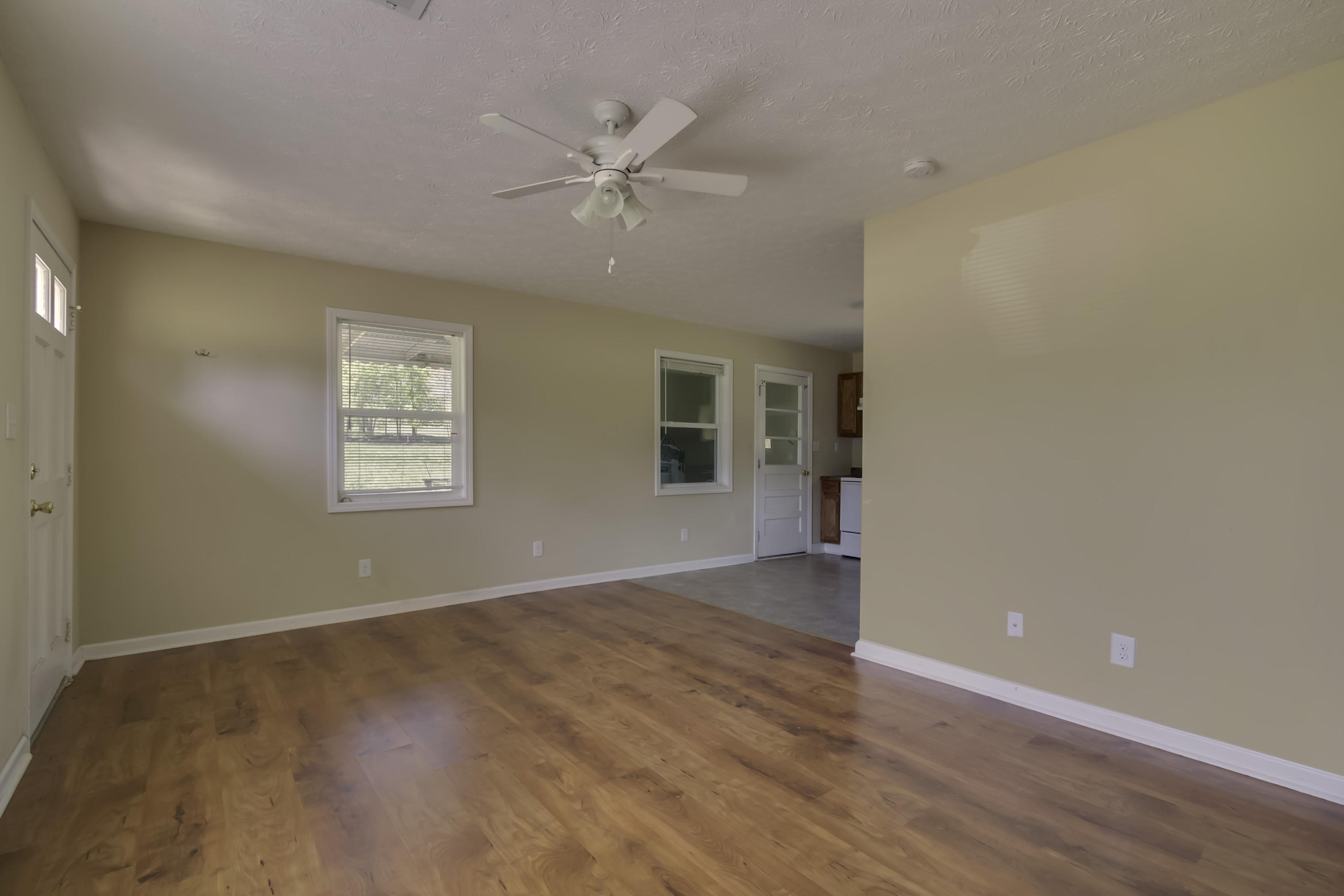 613 Laurel Bluff Road Kingston, TN 37763 - Photo 5 of 21 05_LaurelBluffRoad_609-611-613_Living04