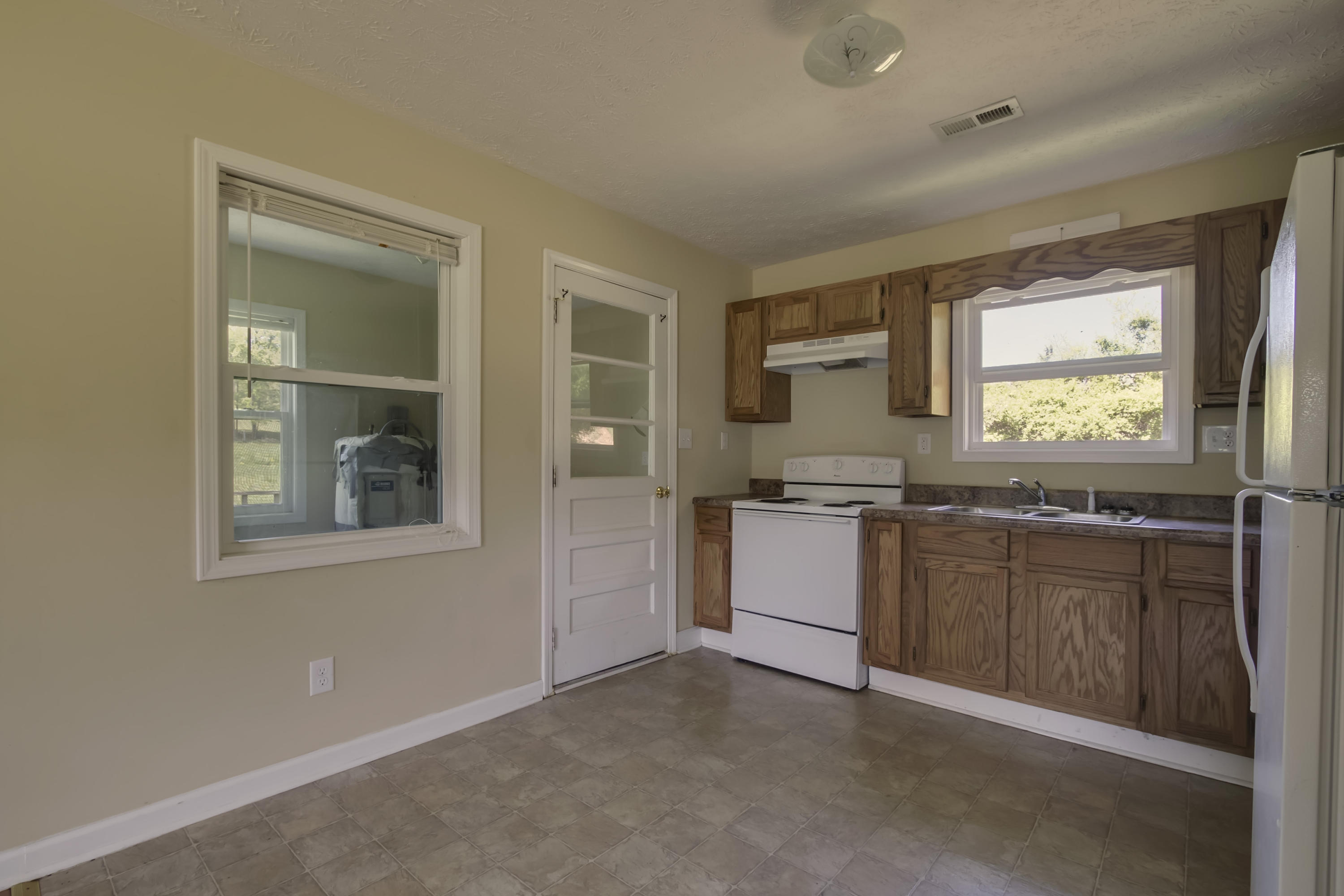 613 Laurel Bluff Road Kingston, TN 37763 - Photo 6 of 21 06_LaurelBluffRoad_609-611-613_Kitchen01