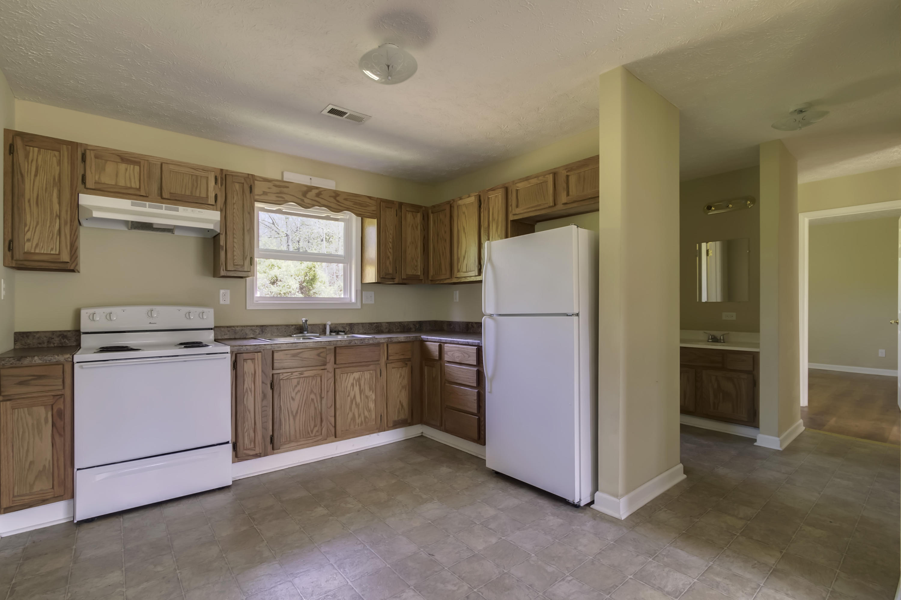 613 Laurel Bluff Road Kingston, TN 37763 - Photo 10 of 21 10_LaurelBluffRoad_609-611-613_Kitchen03