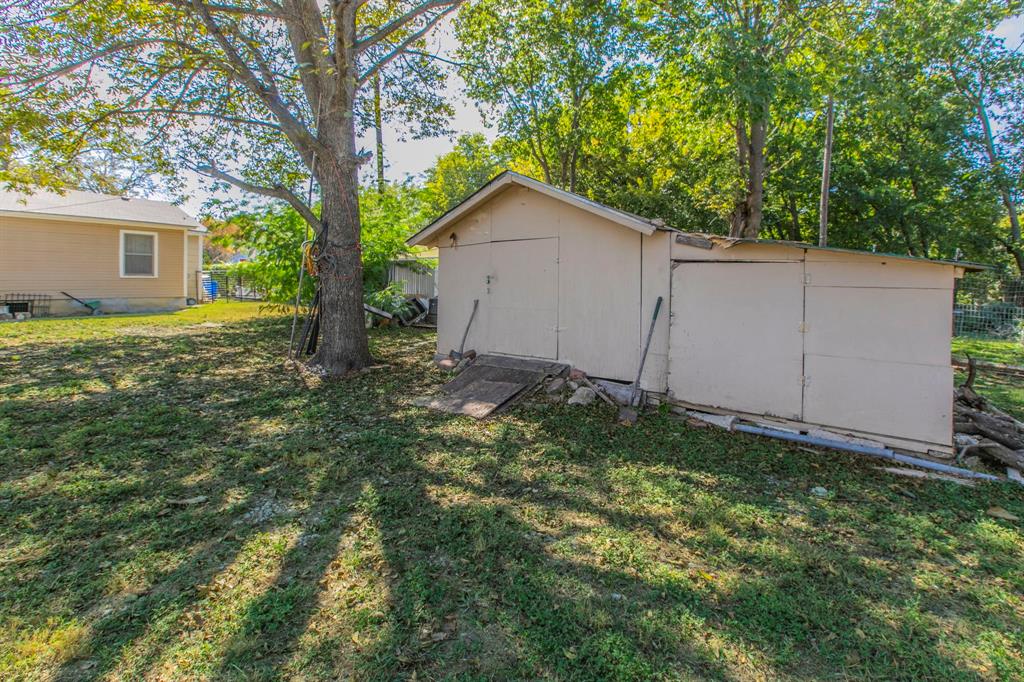 2101 Pine Avenue Waco, TX 76708 - Photo 25 of 27 a view of a backyard