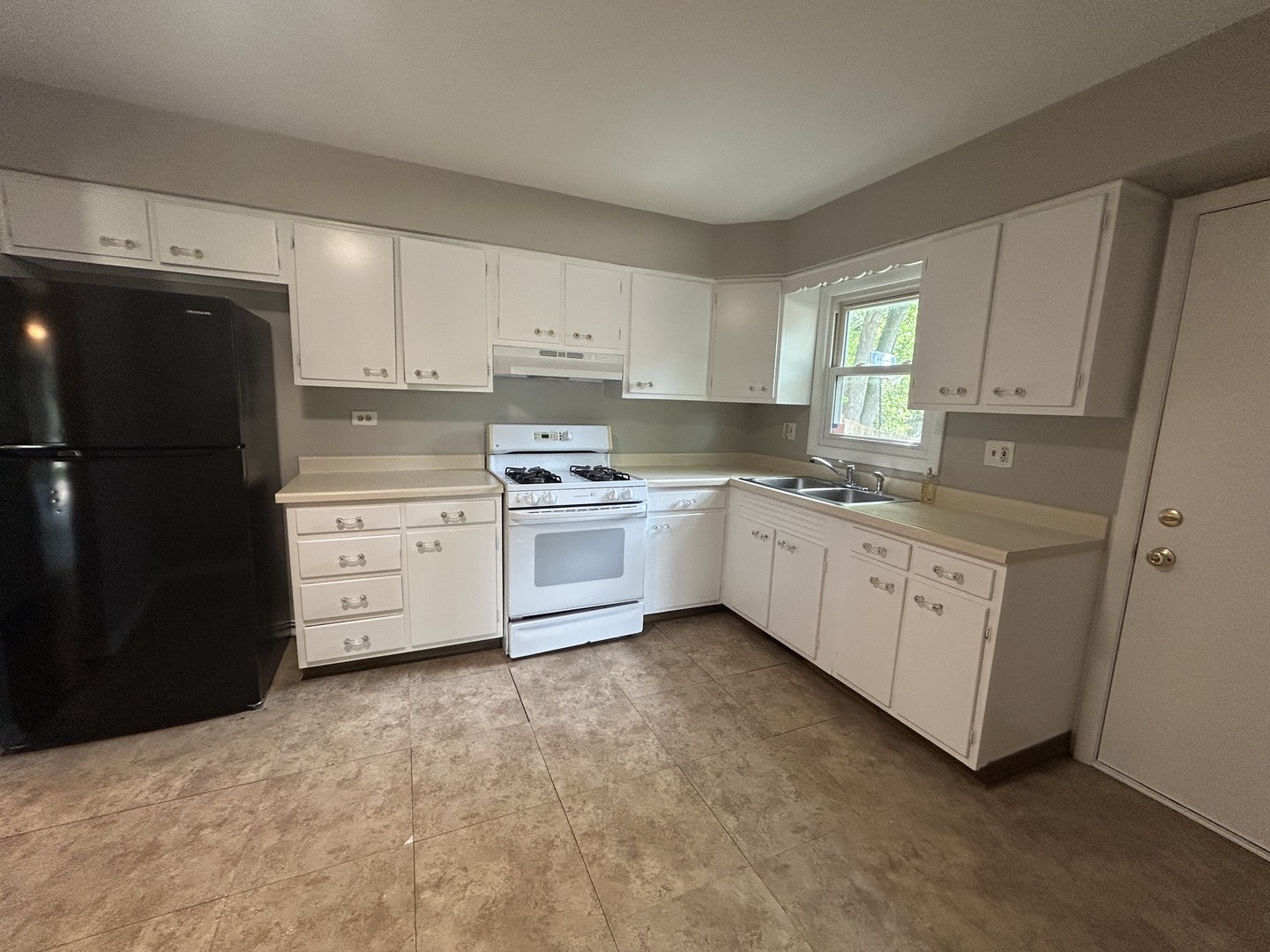 1716 Maple Lane Elgin, IL 60123 - Photo 4 of 17