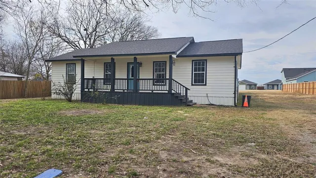 $1,650 | 309 North Street, Trenton, TX 75490