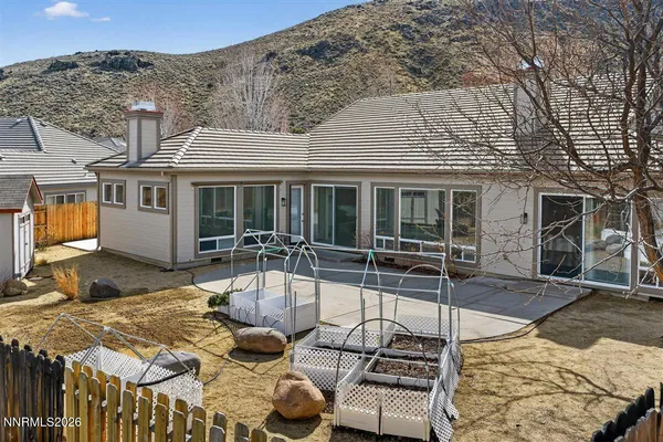 a view of a house with backyard