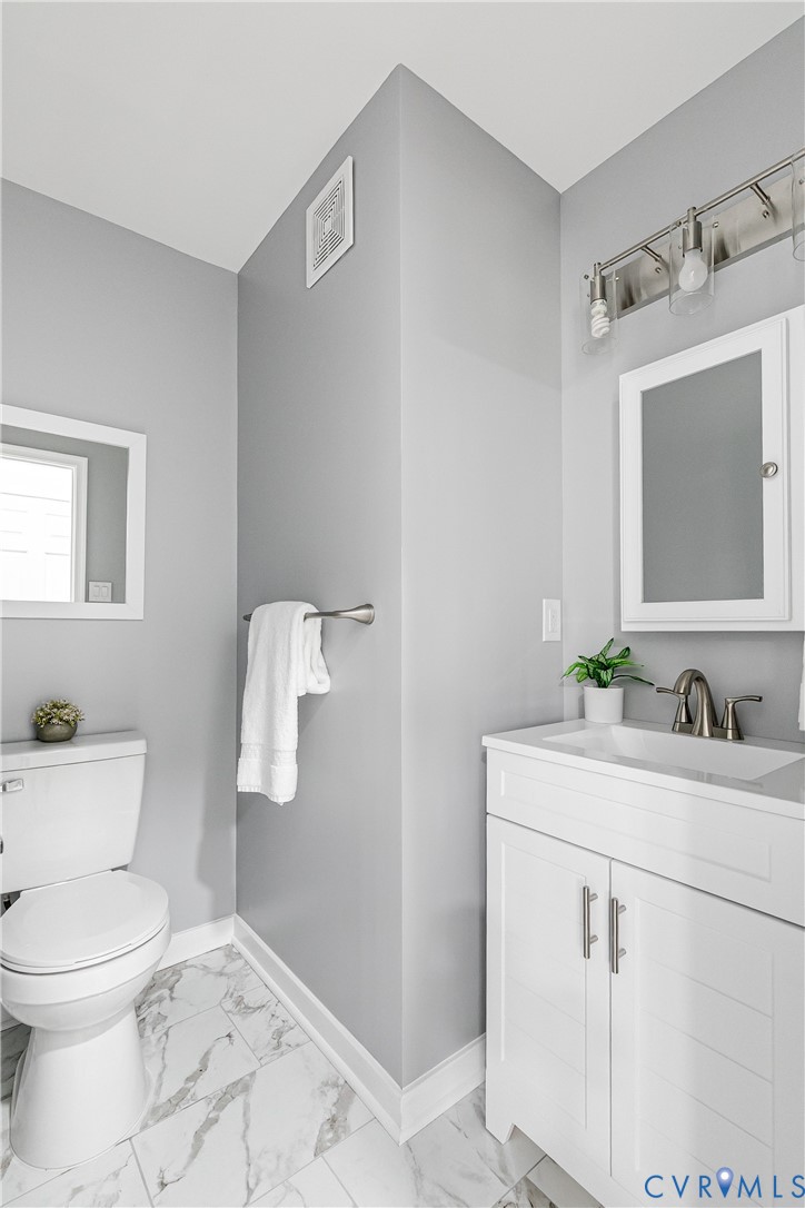 7112 Harbourside Court Midlothian, VA 23112 - Photo 12 of 49 a bathroom with a sink a toilet and mirror