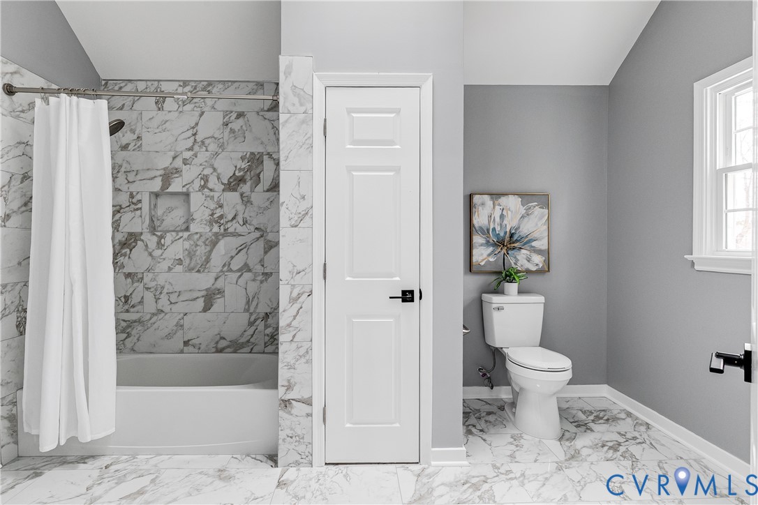 7112 Harbourside Court Midlothian, VA 23112 - Photo 30 of 49 a bathroom with a toilet a sink and bathtub