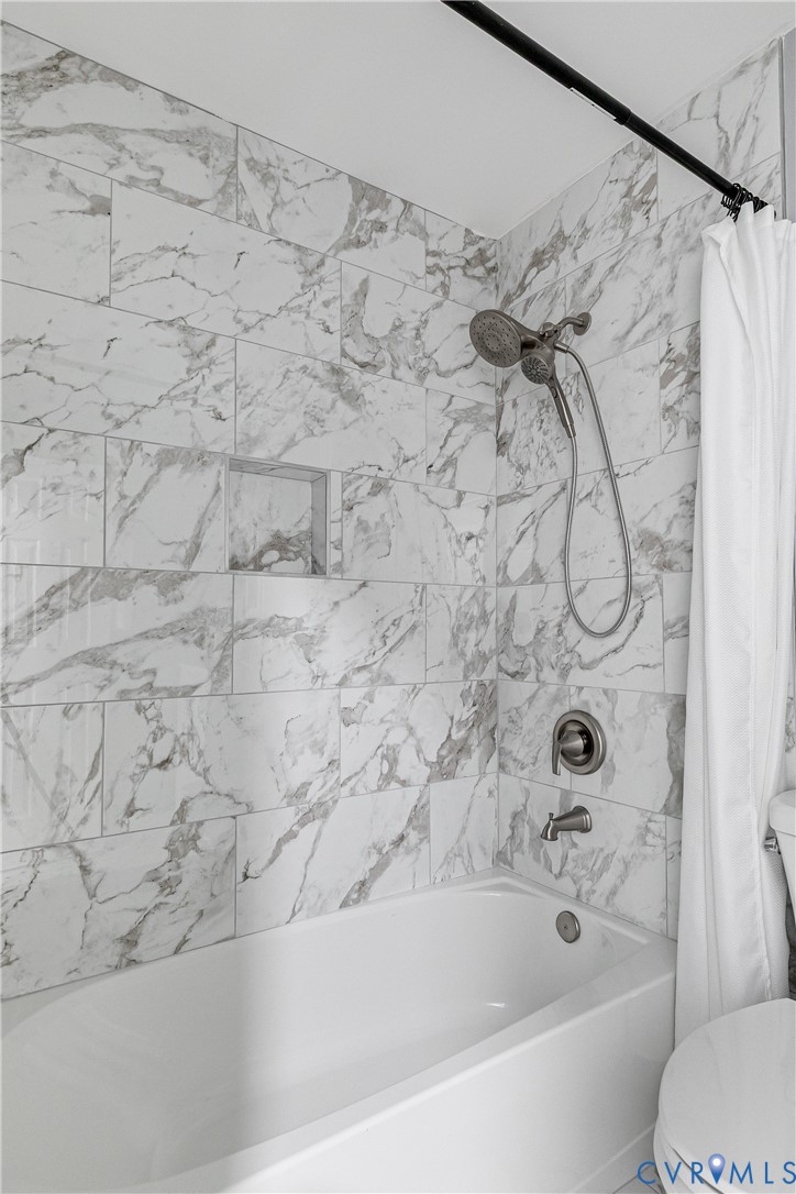 7112 Harbourside Court Midlothian, VA 23112 - Photo 45 of 49 a bathroom with a bathtub