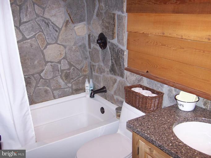 922 Challedon Road Great Falls, VA 22066 - Photo 6 of 14 Bath #2