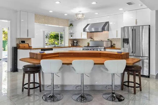 $2,775,000 | 19885 Northeast 22nd Avenue, Miami, FL 33180