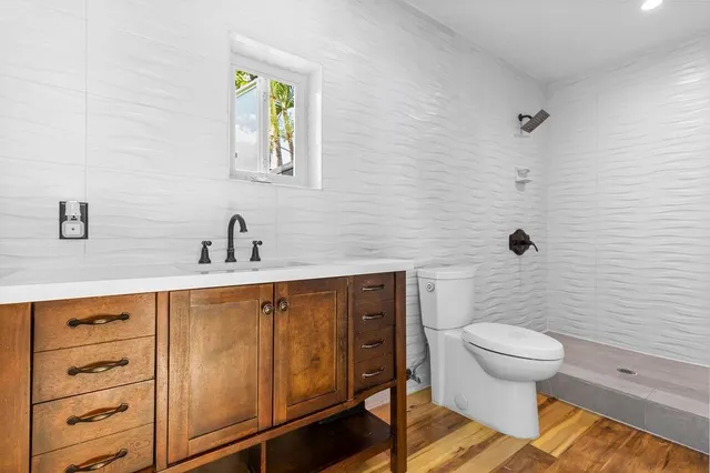 $2,775,000 | 19885 Northeast 22nd Avenue, Miami, FL 33180