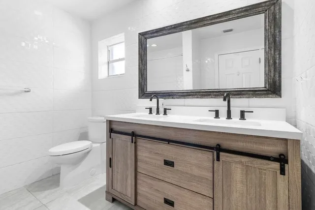 $2,775,000 | 19885 Northeast 22nd Avenue, Miami, FL 33180