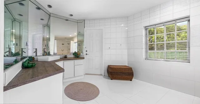 $2,775,000 | 19885 Northeast 22nd Avenue, Miami, FL 33180