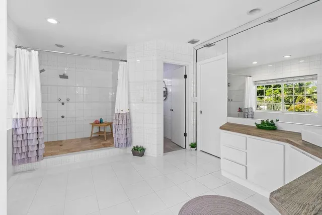 $2,775,000 | 19885 Northeast 22nd Avenue, Miami, FL 33180