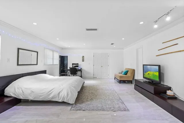 $2,775,000 | 19885 Northeast 22nd Avenue, Miami, FL 33180