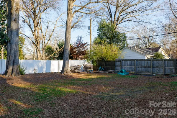 a view of a backyard