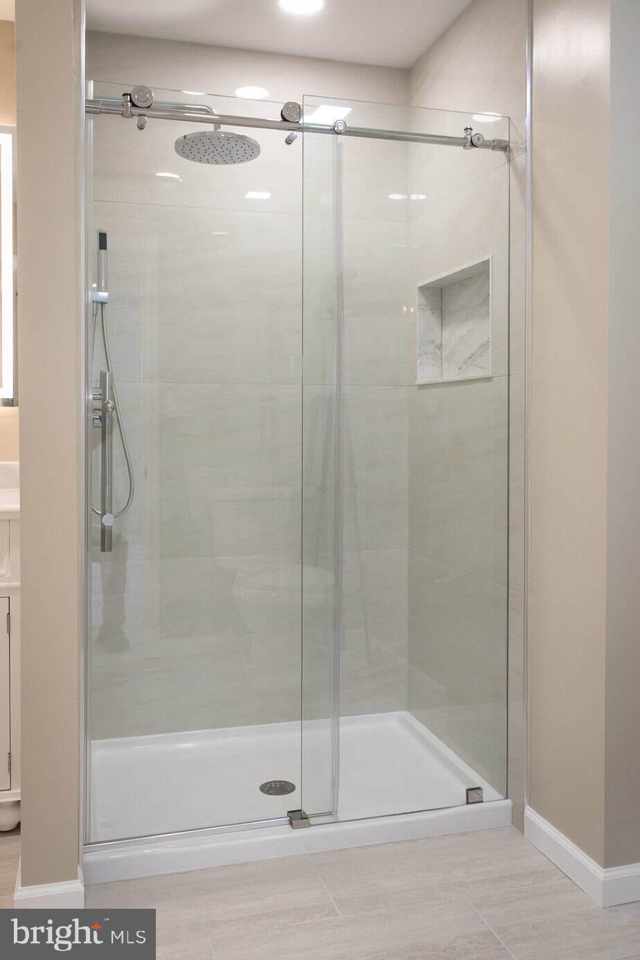 6301 Benhurst Road Baltimore, MD 21209 - Photo 13 of 20 Primary bathroom