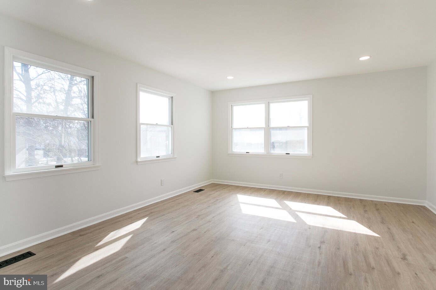 6301 Benhurst Road Baltimore, MD 21209 - Photo 4 of 20 Family room