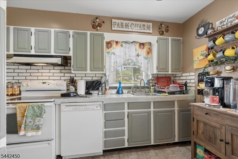 42 Walnut Street Edison, NJ 08817 - Photo 6 of 23