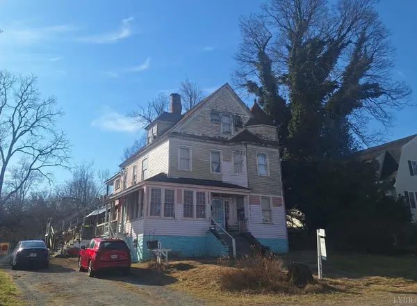 a view of a car park in front of house