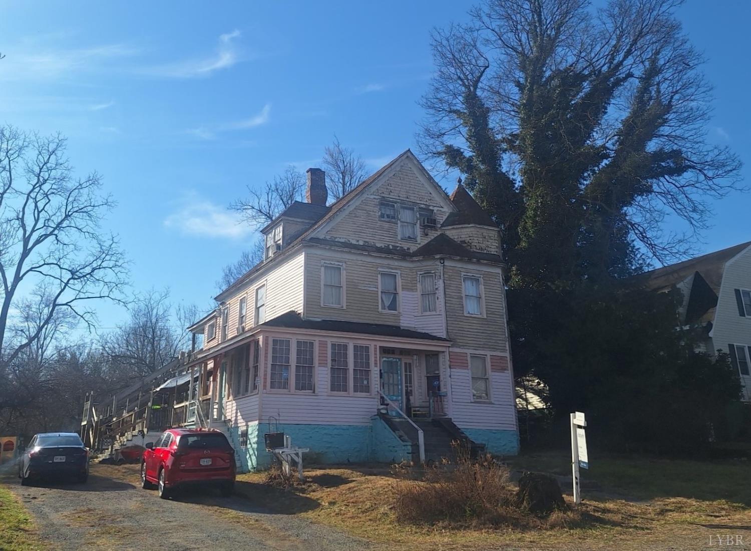 a view of a car park in front of house