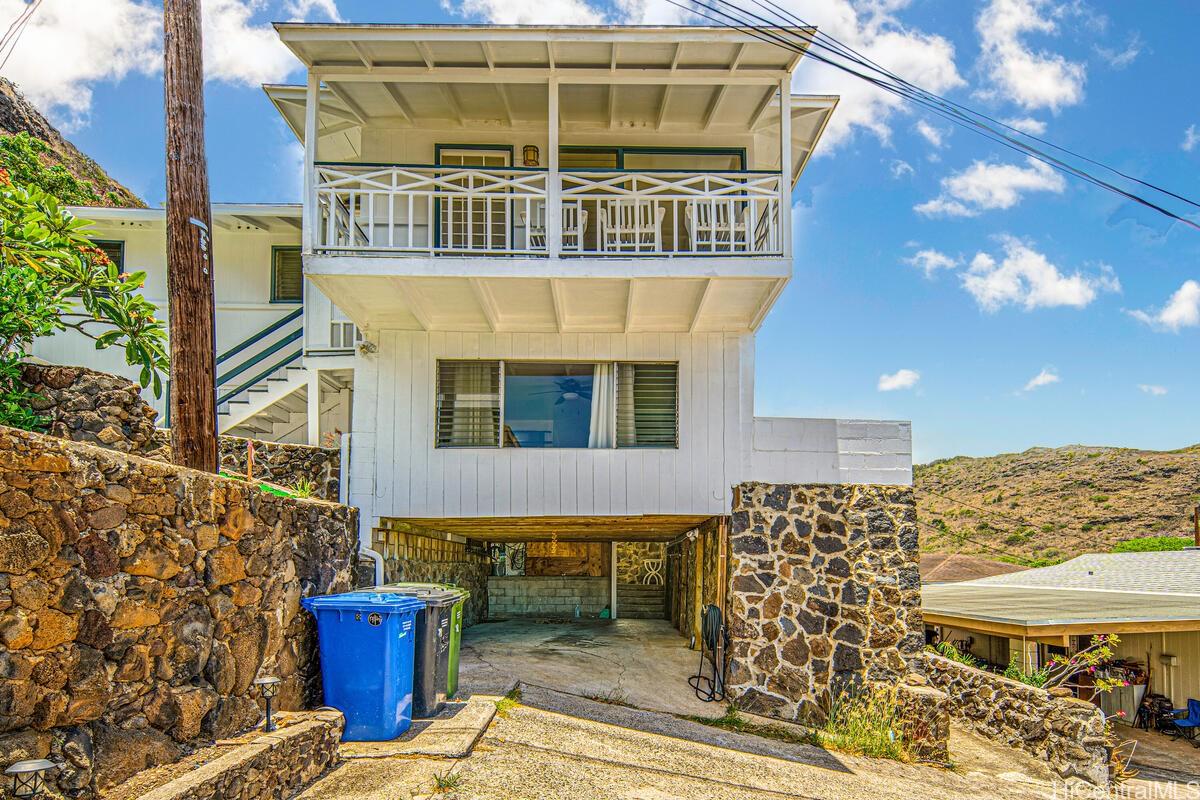 284 Moomuku Place, Unit A Honolulu, HI 96821 - Photo 1 of 1 a front view of a building