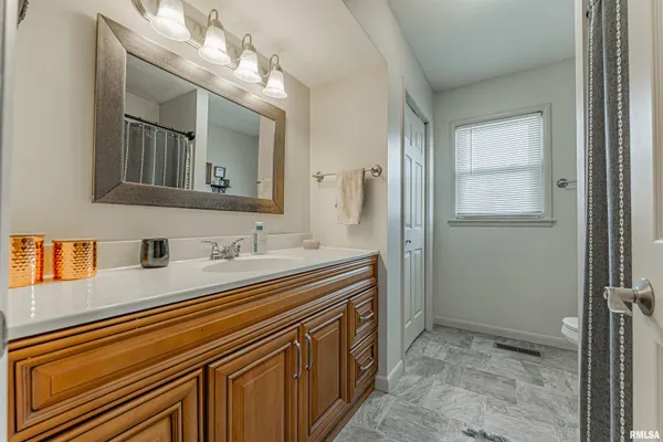 $179,000 | 11 Tulip Drive, Lincoln, IL 62656