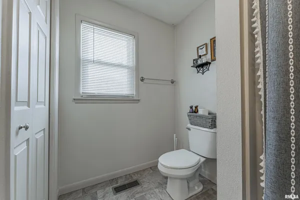 $179,000 | 11 Tulip Drive, Lincoln, IL 62656