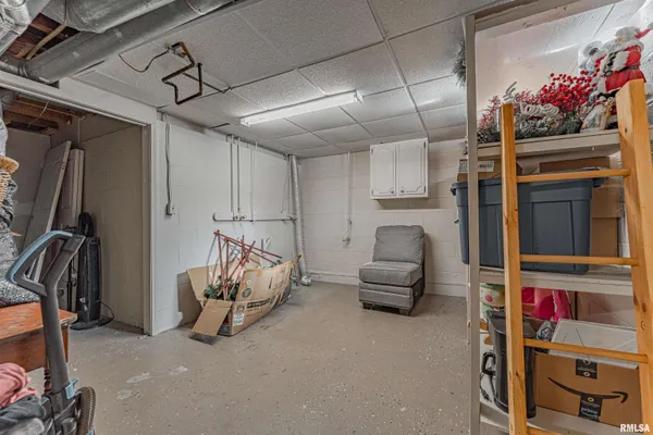 $179,000 | 11 Tulip Drive, Lincoln, IL 62656