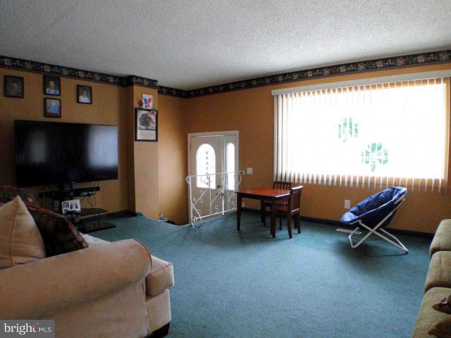 12814 Cabell Road Philadelphia, PA 19154 - Photo 2 of 25 Living Room
