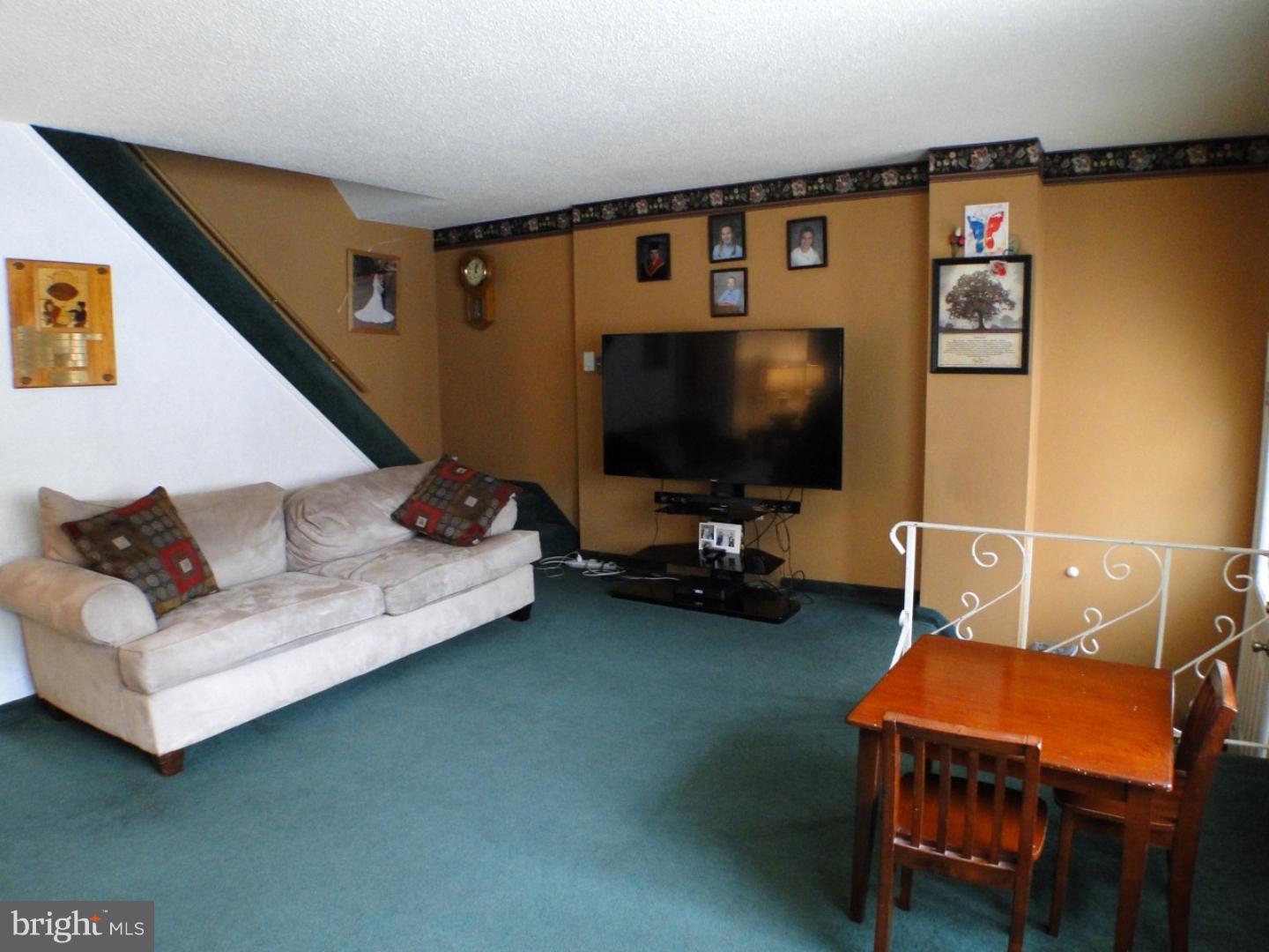 12814 Cabell Road Philadelphia, PA 19154 - Photo 3 of 25 Living Room