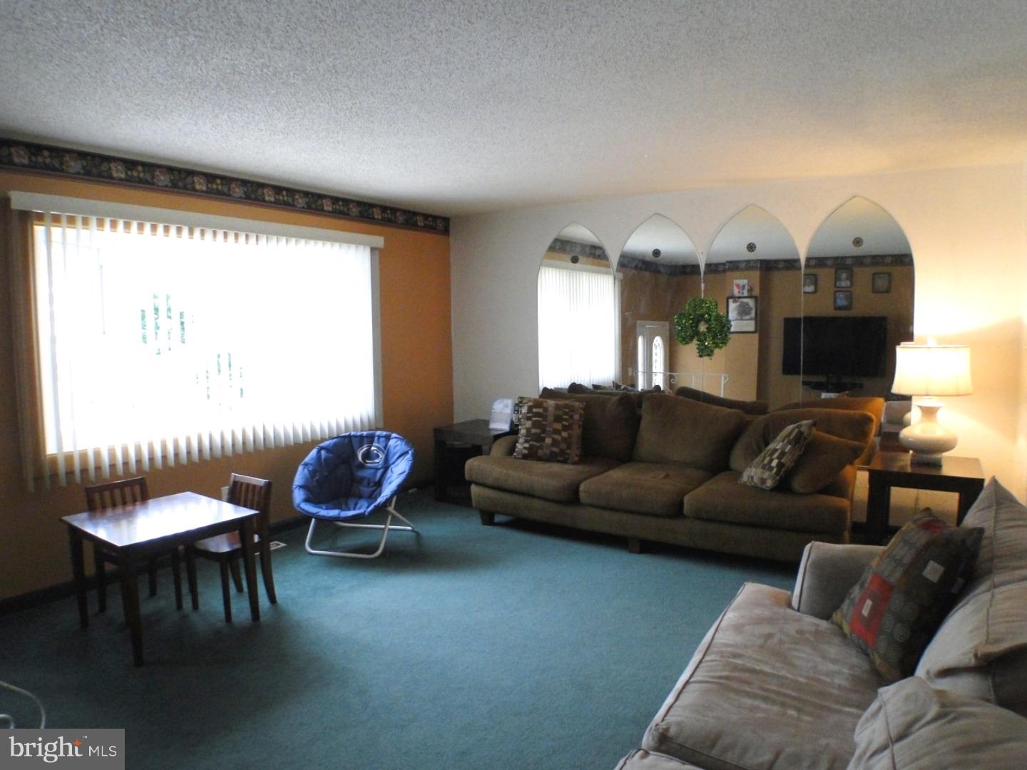 12814 Cabell Road Philadelphia, PA 19154 - Photo 4 of 25 Living Room