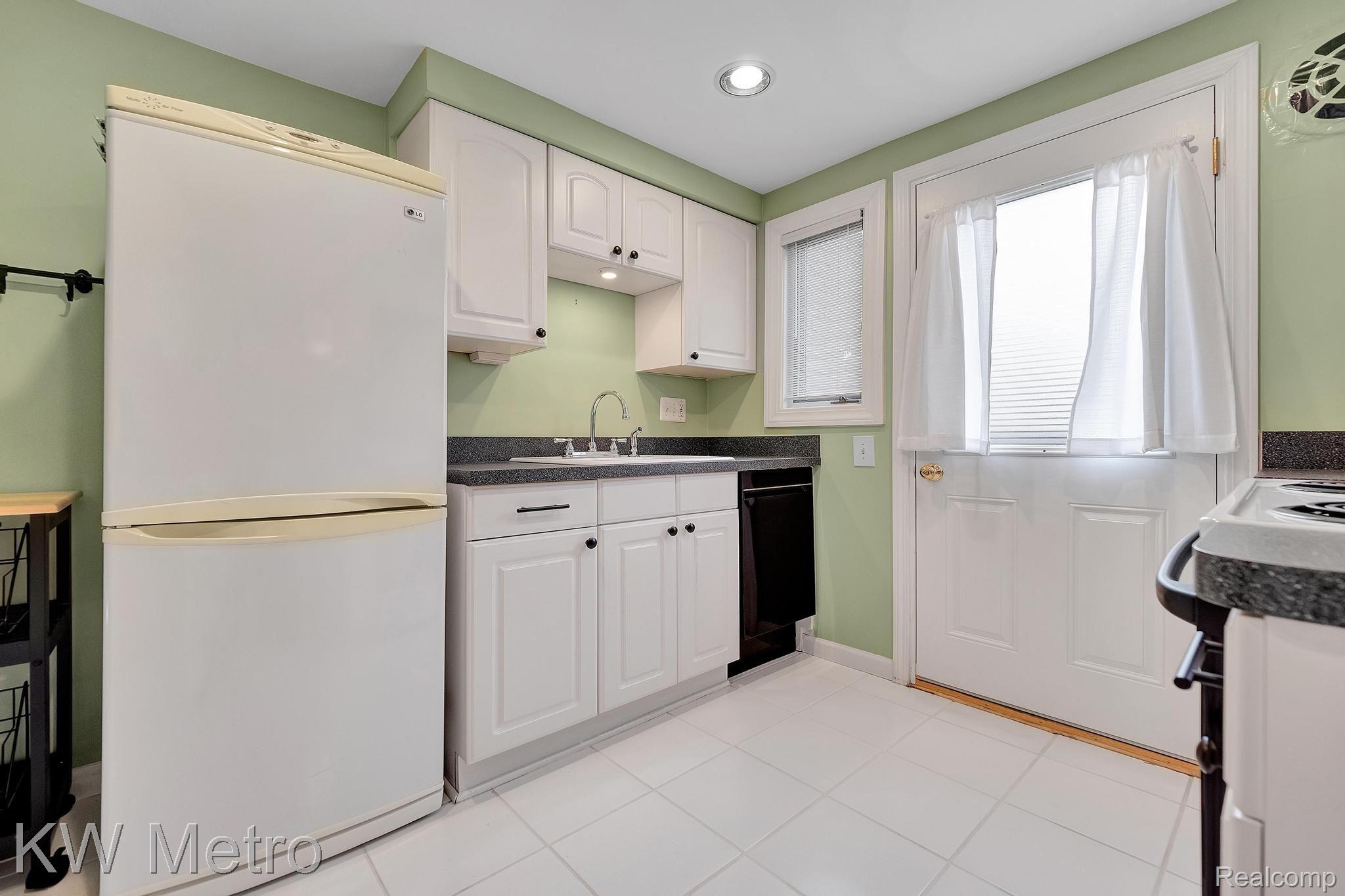 1960 Graefield Road Birmingham, MI 48009 - Photo 8 of 23 Efficient Kitchen-All Appliances Stay