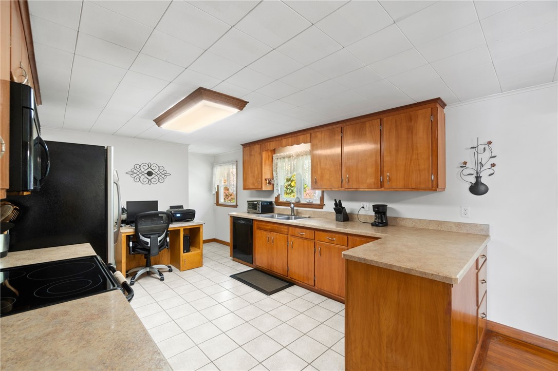 44 Old Post Road Westerly, RI 02891 - Photo 10 of 38 Kitchen