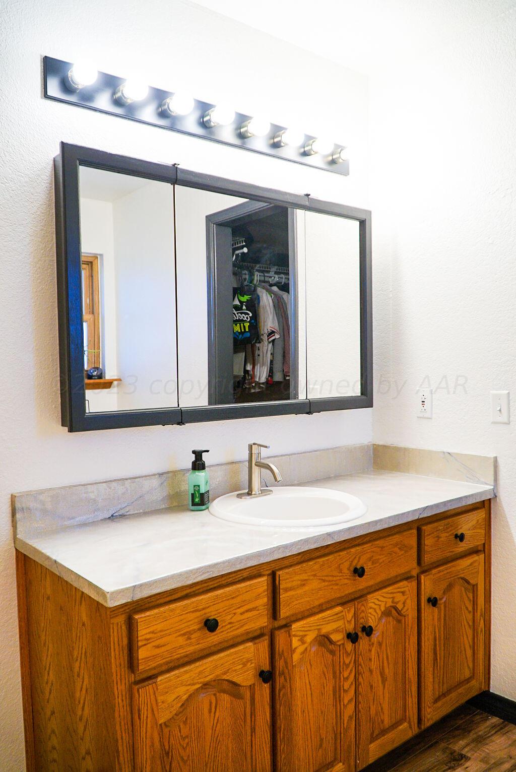9550 South Blessen Road Amarillo, TX 79119 - Photo 24 of 56 Master Bath view 1